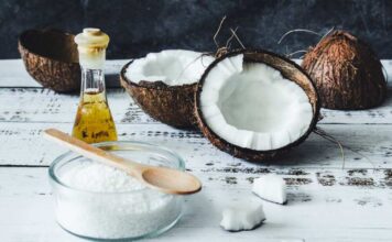 5 ways to use coconut oil for glowy skin